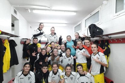 Las jugadoras del Pardinyes celebran su triunfo al final del partido.