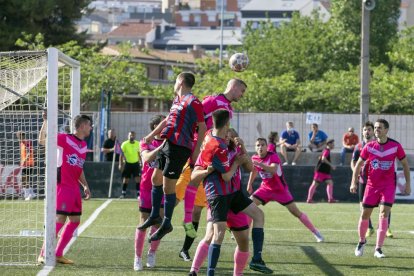 Una acción del partido de ayer entre el Tàrrega y el Solsona.