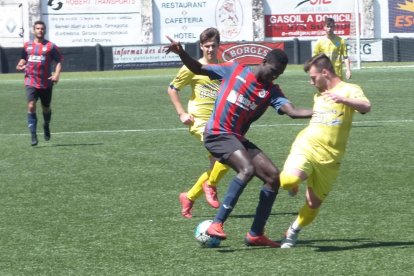 Sylla, del Tàrrega, intenta controlar un balón ante la oposición de dos jugadores del Cambrils.