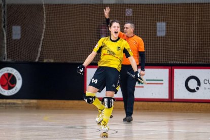 Victòria Porta celebra un dels gols que ha marcat.