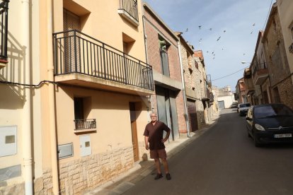 L'alcalde d'Almatret, al costat d'una casa de la qual l'ajuntament ja tramita la compra