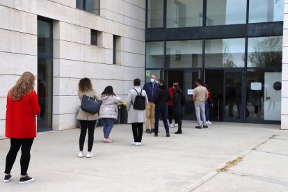 Cua ahir per al cribratge al campus de Cappont de la UdL.