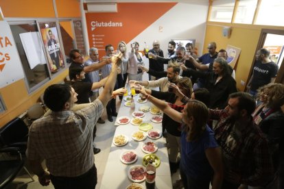 Miembros de Ciudadanos brindaron ayer durante la noche.