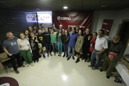 Foto de familia de miembros del Comú ayer en su sede.