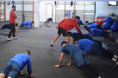 Los jugadores del Lleida hicieron ayer trabajo de recuperación en el gimnasio del Camp d’Esports.