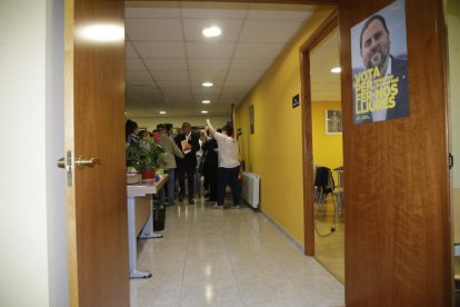 Pueyo, recibiendo felicitaciones en su sede al finalizar el escrutinio, con un cartel de Oriol Junqueras en primer término.