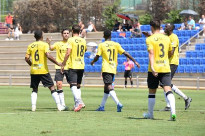 Els jugadors del Lleida celebrant un dels gols de l’equip durant la segona meitat.