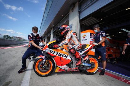 Marc, en el moment de pujar a la moto durant la sessió d’ahir.