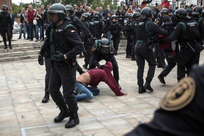 Cargas de la Guardia Civil el 1-O en Sant Julià de Ramis.