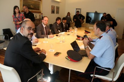 Miquel Buch durante la reunió con los jefes de los Mossos.