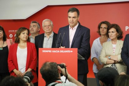 Pedro Sánchez, durant la seua compareixença ahir a la nit davant dels mitjans.