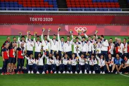 Los jugadores españoles, en el segundo cajón del podio con las medallas de plata en el cuello.