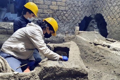 Els arqueòlegs treballant a l’habitació dels esclaus descoberta recentment.