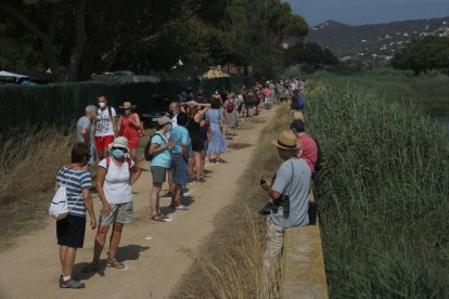 Cadena humana contra l'ampliació de la Marina del Port d'Aro