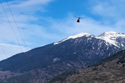 Un helicòpter treballant en la reparació d'una línia elèctrica a Vielha.