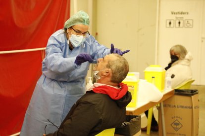 Imatge d’arxiu d’una infermera fent una PCR a un pacient.