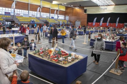 Més de mil visitants van acudir al pavelló 1 d’Octubre de Guissona durant la jornada d’ahir.