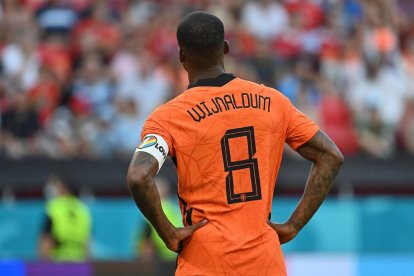 Wijnaldum, capità de la selecció dels Països Baixos, va lluir un braçalet de suport al col·lectiu LGTBI.