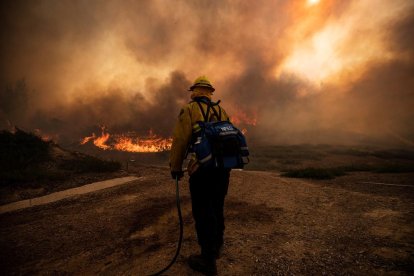 Efectius d’emergències proven de sufocar incendis a Califòrnia (a dalt), a Grècia (a la dreta i a dalt) i a Turquia (a la dreta i a baix).