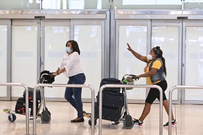 Diversos turistes caminen per la terminal 4 de l'aeroport Adolfo Suárez Madrid Barajas, en una fotografia d'arxiu.