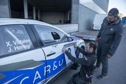 Un dels participants, al col·locar ahir el dorsal.