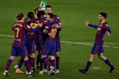 Els jugadors del Barça, amb Messi al centre, celebren un dels gols de la victòria d’ahir contra el Betis.