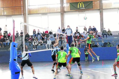 Un jugador del Balàfia remata ahir una pilota durant el partit.