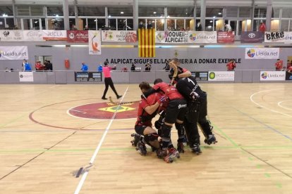 Els jugadors de l’Alpicat celebrant ahir un dels gols.