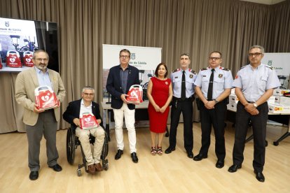 Momento de la entrega de los desfibriladores al cuerpo de Mossos y Bomberos en Lleida. 