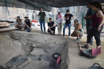 Arqueólogos y estudiantes durante la campaña de excavaciones en la Cova Gran de Santa Linya.