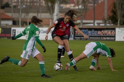 Alexandra Taberner celebra con un gesto el gol que significaba el 0-1 junto con varias compañeras.