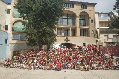 Foto de familia de los niños y niñas que participan en los ‘casals’ de verano que organiza Quàlia en la provincia de Lleida. 