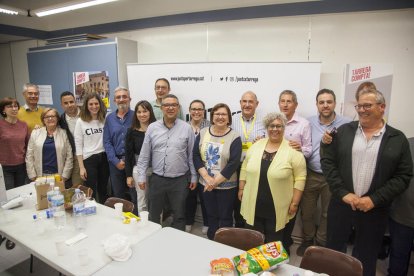 La actual alcaldesa con parte de la candidatura de Junts per Tàrrega en la sede del partido. 