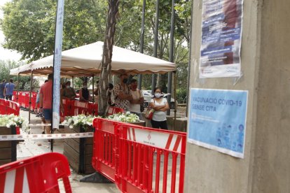 Personas que acudieron ayer al pabellón Onze de Setembre a vacunarse sin cita previa.