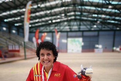 Pilar Pelegrí, amb el trofeu de la Copa Ibèrica.