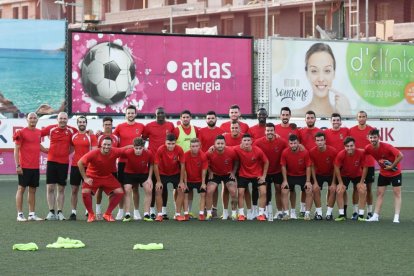 Los técnicos y jugadores del EFAC Almacelles que comenzaron ayer a entrenar en el campo del Atlètic Segre.