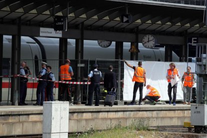 La policía en la estación donde murió el menor. 