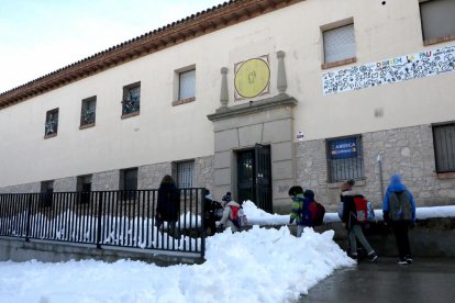 La escuela de Arbeca reabre por la tarde  -  La escuela Albirka de Arbeca fue una de las que ayer por la mañana permanecieron cerradas y recuperaron la actividad por la tarde. El alcalde, Sergi Pelegrí, explicó que la decisión se tomó “por s ...