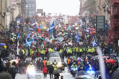 Miles de personas desafiaron en Glasgow a la lluvia y el viento para pedir más acción y menos palabras.