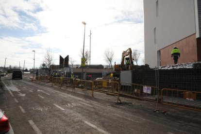 La calle Arquitecte Gomà vuelve a estar abierta al tráfico, pero la entrada al parking del Arnau sigue siendo por  Eugeni d’Ors.