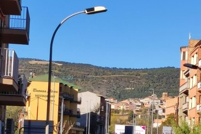 La rotonda que Carreteres construeix en un accés de Tremp.