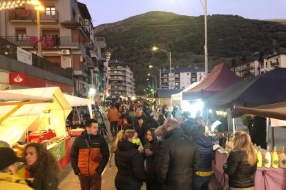 Las paradas de productos artesanos y de proximidad llenaron de público la avenida de Sort.