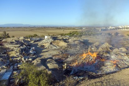 Cremen 350 m² de fusta en una finca de demolicions d'Anglesola