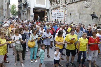 Los ‘cantaires’, ante la Paeria por la libertad de los presos  -  Los cantaires se reunieron ayer, como cada lunes, en la plaça de la Paeria para exigir la libertad de los políticos encarcelados y el retorno de los que se han marchado fuera d ...