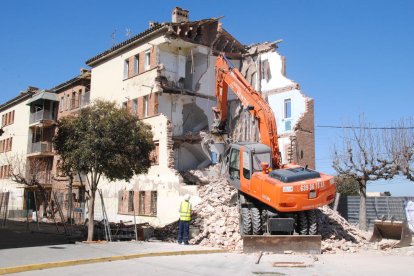 El inicio de las demoliciones en los bloques Sant Isidori de Mollerussa, el pasado mes de marzo.