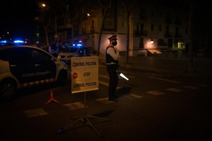 Agentes de los mossos durante un control montado para asegurar el toque de queda en Barcelona.