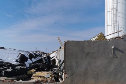 El peso de la nieve ha destrozado dos naves de esta granja avícola de Juneda.