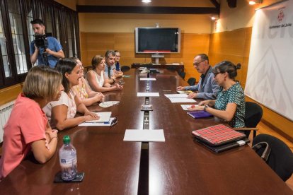 La reunión de las AMPA de Cappont con Pueyo.