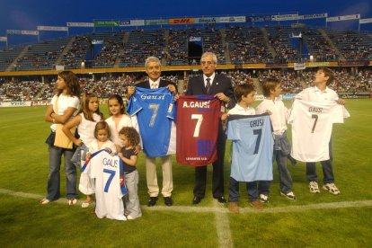 Gausí, en el homenaje de 2005, junto a sus nietos, Pons y las camisetas de los 5 clubes en los que jugó.