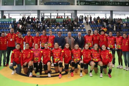 Maria Cadens, dreta primera per l’esquerra, amb la resta d’integrants de la selecció femenina d’handbol.